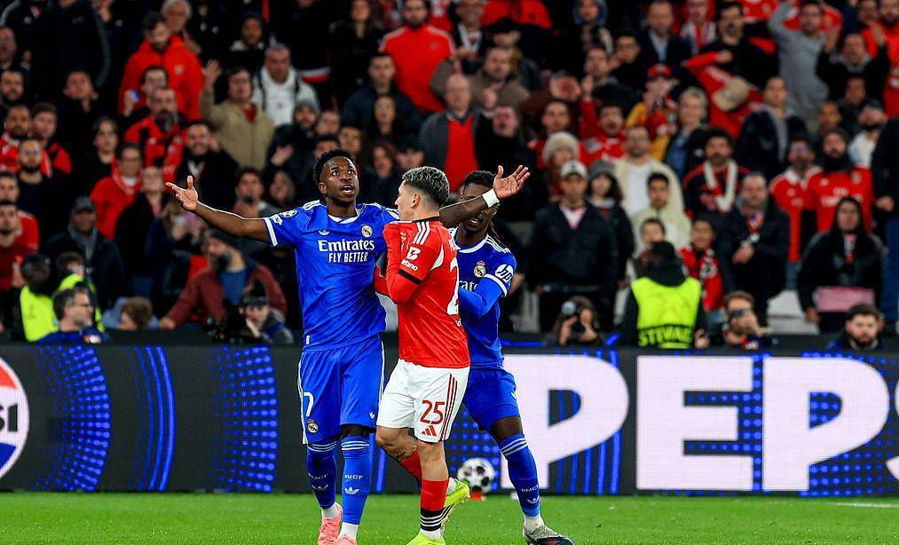 一场没有口型的停赛！当足球场上的争吵，撞上零容忍的红线